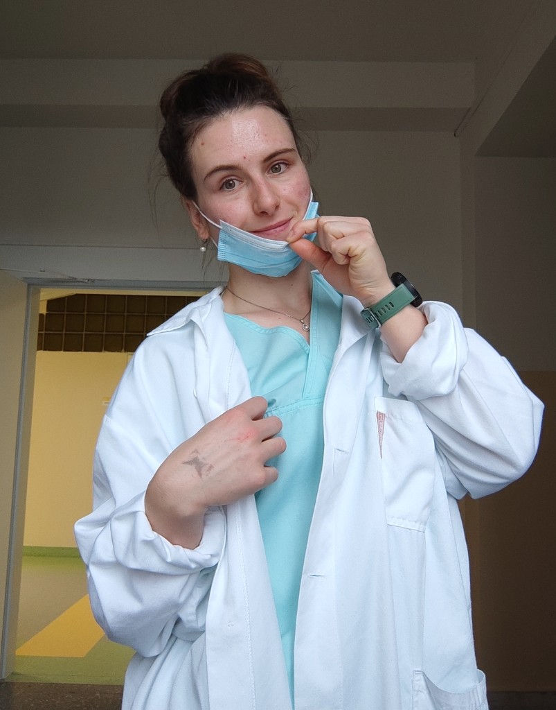 Tereza Čejková v bílém plášti na pracovišti v nemocnici